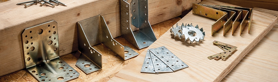 Tesařské kování a patky (úhelníky, zemní vruty, patky)